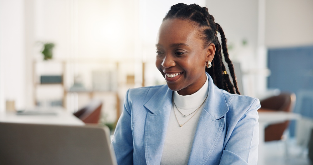 User reading the GEI Newsletter from her laptop